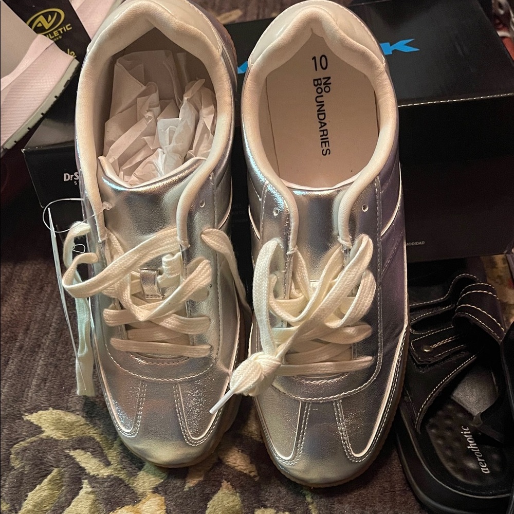 No Boundaries Women's Metallic Silver Sneakers